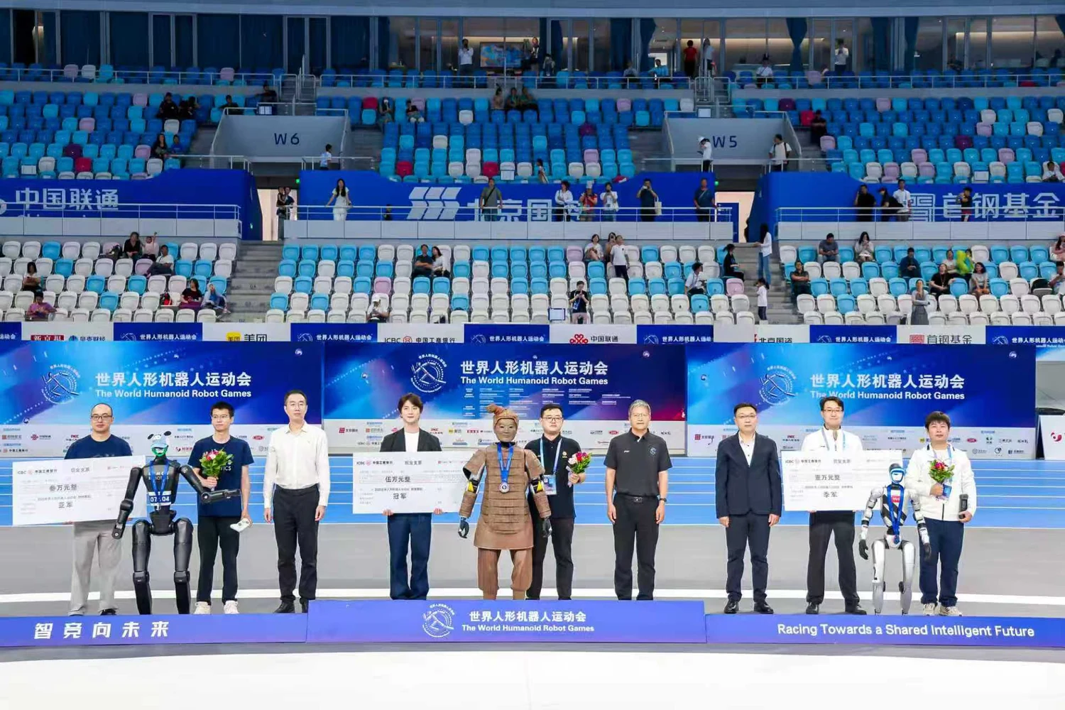 北京第一届世界人形机器人运动会颁奖合影，HIYIO群舞季军