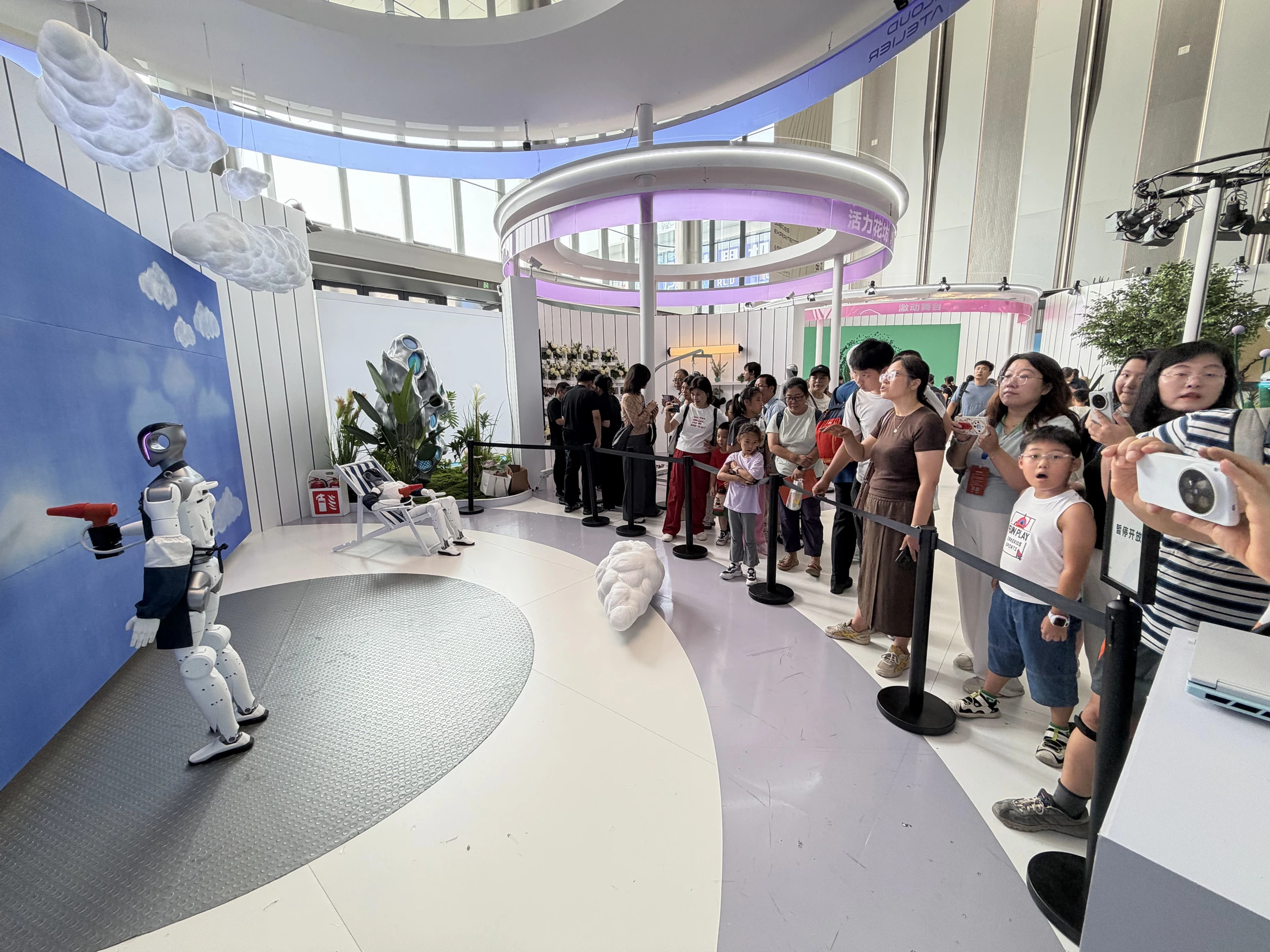 HIYIO承担的WRC项目现场，机器人面向观众演示