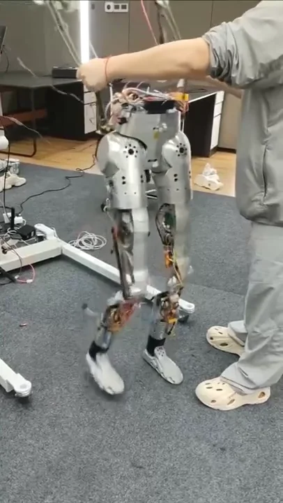 人工支撑下的下肢调试