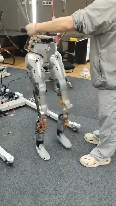 人工支撑下的下肢机器人步态调试画面